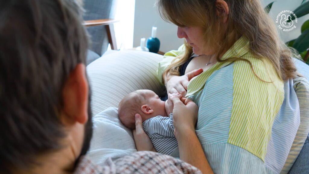 Babys tegn på at få nok mælk